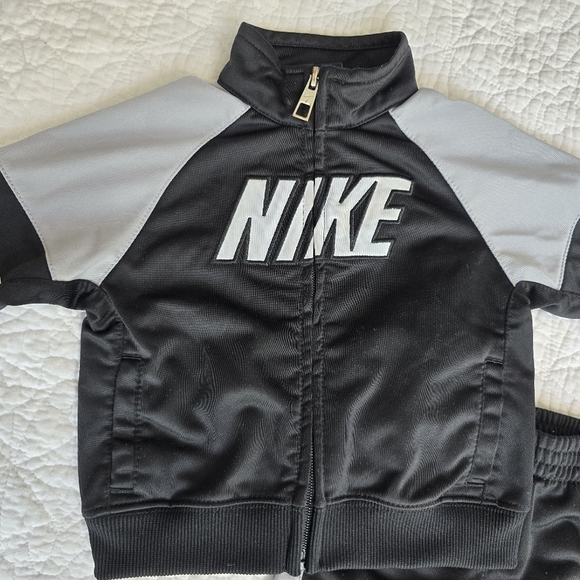 Nike 2-piece Tracksuit Pants Set Outfit Black Gray 12 Months - Picture 2 of 10